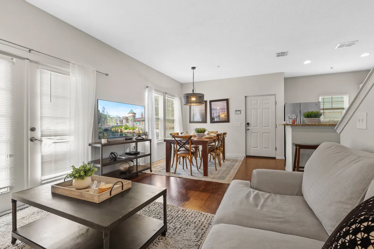 Sala de estar do townhome de 4 quartos em Kissimmee, Flórida