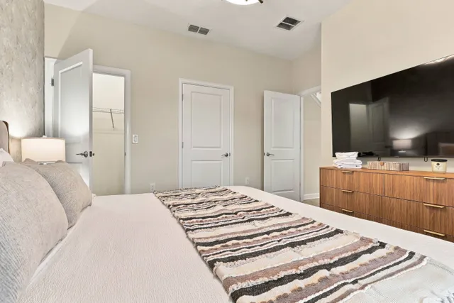 Quarto com cama king do townhome de 4 quartos no Storey Lake Resort, Kissimmee, ângulo 2