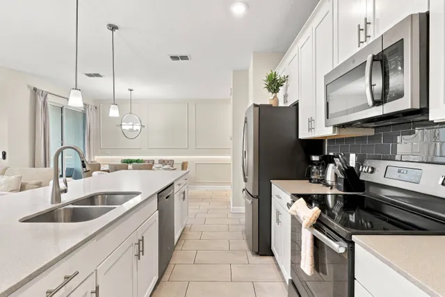Cozinha do townhome de 4 quartos no Storey Lake Resort, Kissimmee, ângulo 2