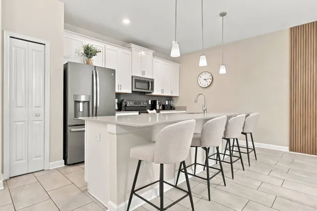 Cozinha do townhome de 4 quartos no Storey Lake Resort, Kissimmee, ângulo 3
