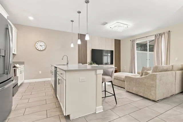 Sala integrada com cozinha do townhome de 4 quartos no Storey Lake Resort, Kissimmee, ângulo 2