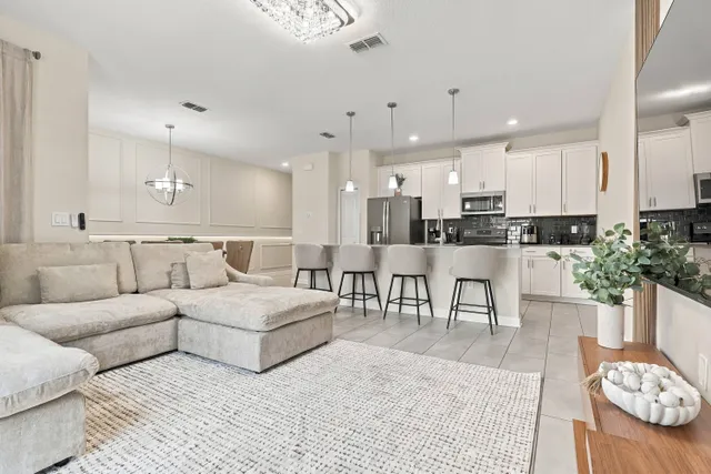 Sala integrada com cozinha do townhome de 4 quartos no Storey Lake Resort, Kissimmee, ângulo 3