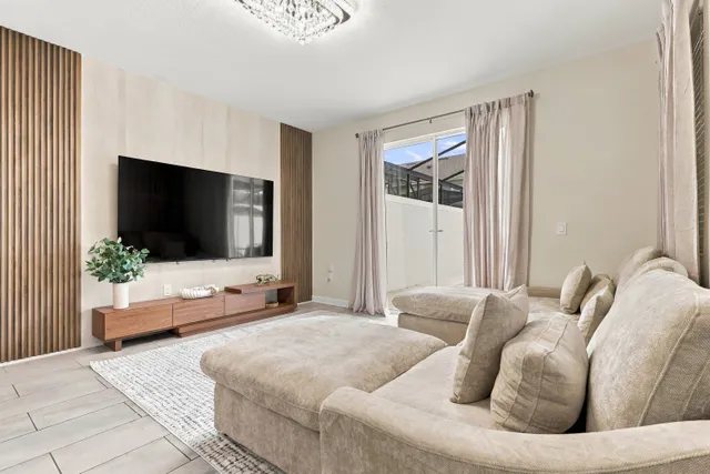 Sala de estar do townhome de 4 quartos no Storey Lake Resort, Kissimmee