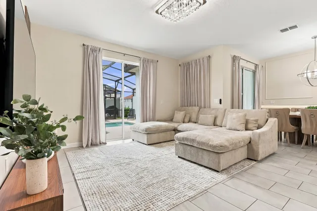 Sala de estar do townhome de 4 quartos no Storey Lake Resort, Kissimmee, ângulo 2
