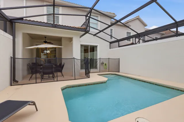 Piscina privativa do townhome de 4 quartos no Storey Lake Resort, Kissimmee, ângulo 2