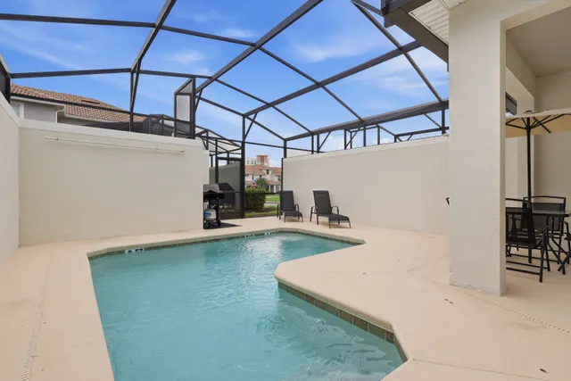 Piscina privativa do townhome de 4 quartos no Storey Lake Resort, Kissimmee, ângulo 3