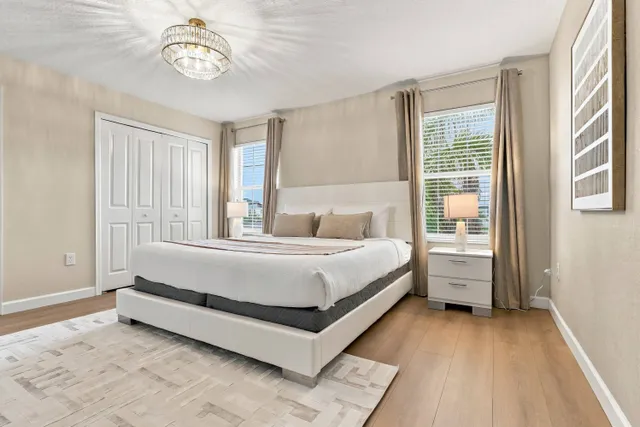 Quarto com cama king do townhome de 4 quartos no Storey Lake Resort, Kissimmee, ângulo 3