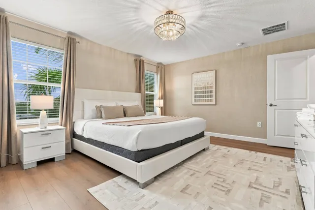 Quarto com cama king do townhome de 4 quartos no Storey Lake Resort, Kissimmee, ângulo 4