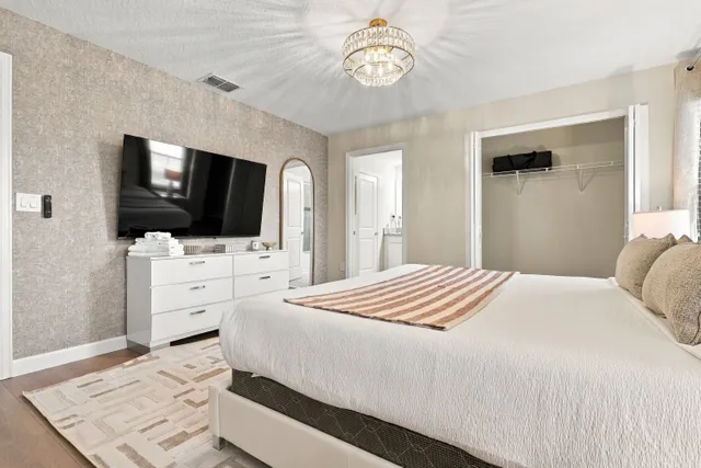 Quarto com cama king do townhome de 4 quartos no Storey Lake Resort, Kissimmee, ângulo 5