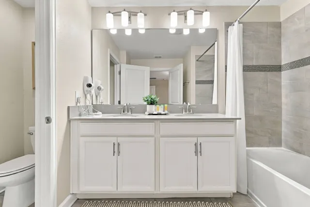 Banheiro do townhome de 4 quartos no Storey Lake Resort, Kissimmee, ângulo 2