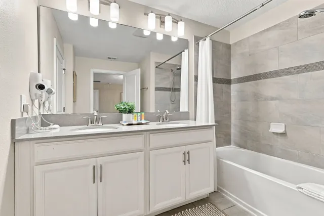 Banheiro do townhome de 4 quartos no Storey Lake Resort, Kissimmee, ângulo 4