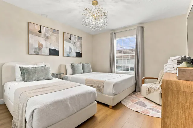 Quarto com duas camas queen do townhome de 4 quartos no Storey Lake Resort, Kissimmee