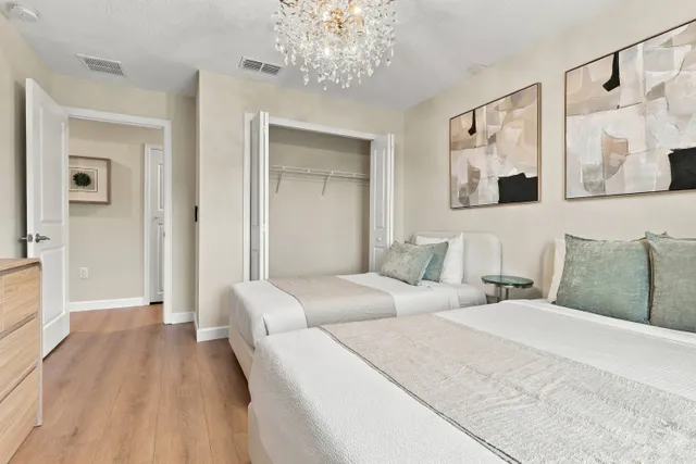 Quarto com duas camas queen do townhome de 4 quartos no Storey Lake Resort, Kissimmee, ângulo 2