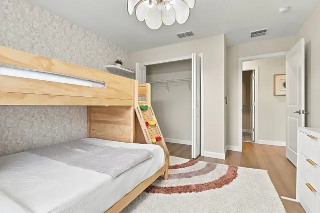 Quarto com beliche do townhome de 4 quartos no Storey Lake Resort, Kissimmee, ângulo 2