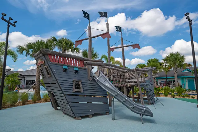 Navio pirata no rio lento do Storey Lake Resort, Kissimmee, Flórida